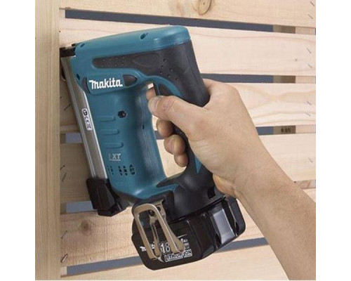 Купити Акумуляторний степлер MAKITA DST221Z